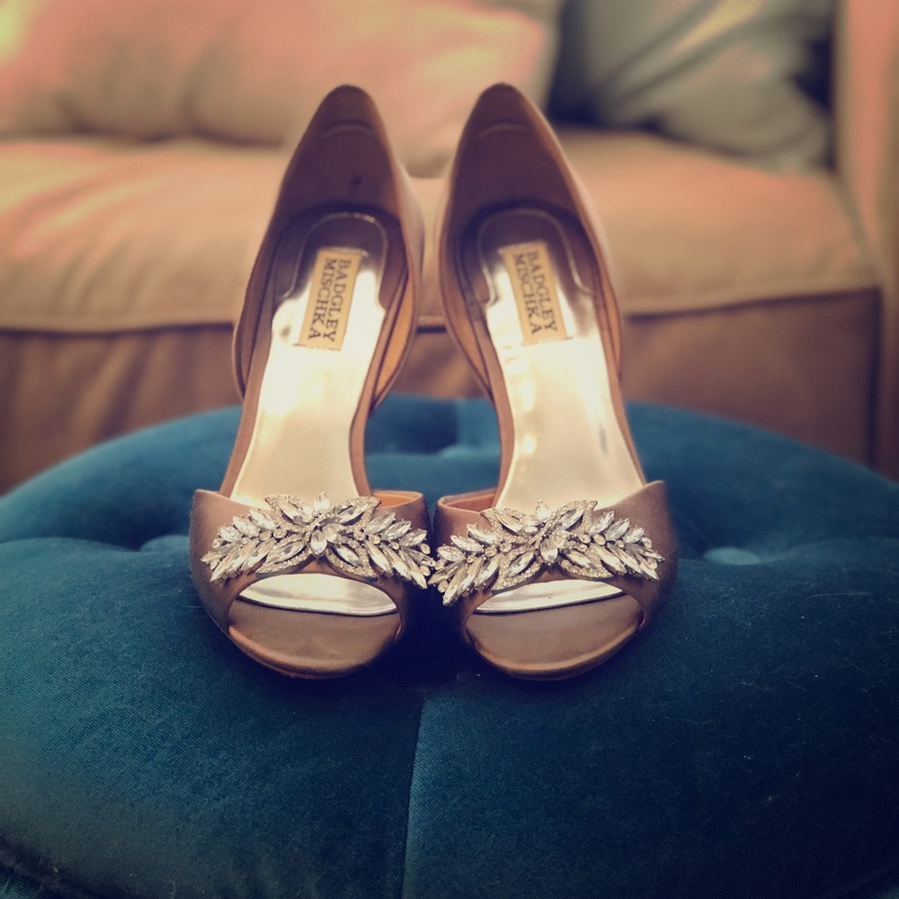 Badgley Mischka Nikki Taupe Satin Pump